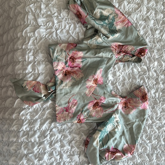 Express satin floral tie back puff sleeve crop top - Picture 2 of 6